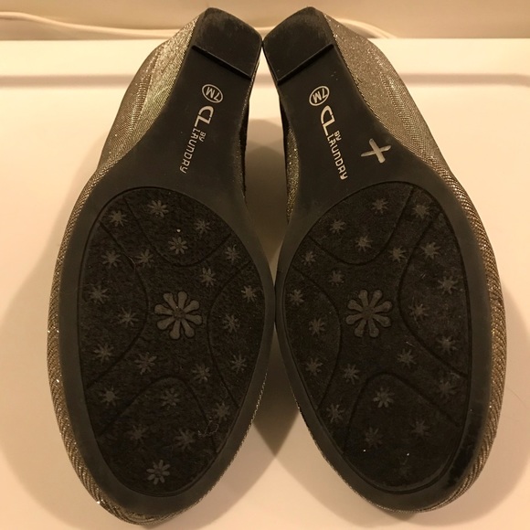 CL by Laundry Wedge Shoe. Size: 7 - Picture 7 of 8